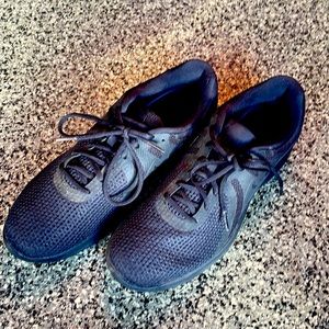 Nike revolution sneakers black size 11, 908988–002 excellent condition